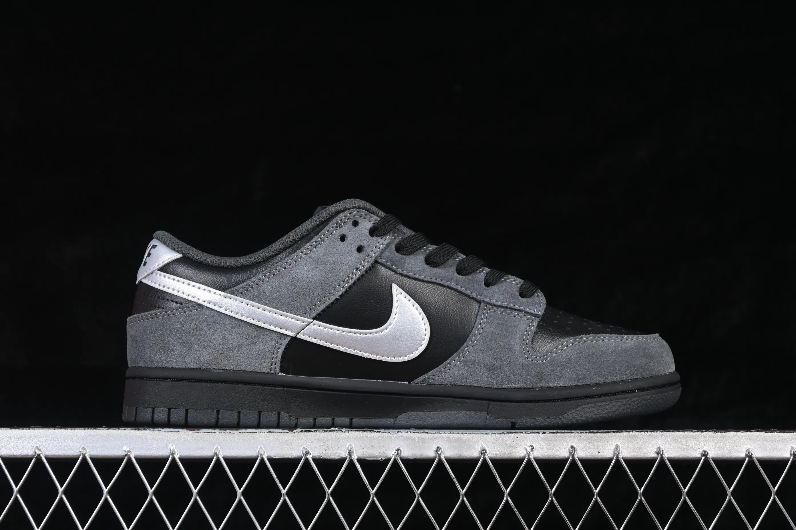 All categories Nk SB Dunk series Nk SB Dunk Low low-top sneakers Nike SB Dunk Low black and gray color low-top casual sneakers II7636-001